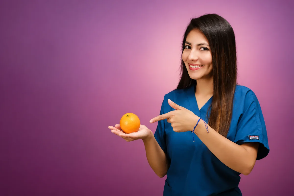 Alba Quevedo, nutrióloga de NUTRI fit, sostiene una naranja